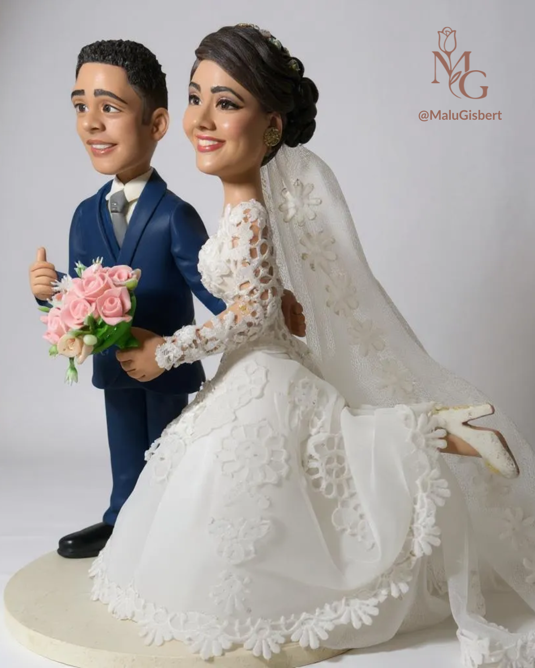 Noivinha em biscuit com traços realistas