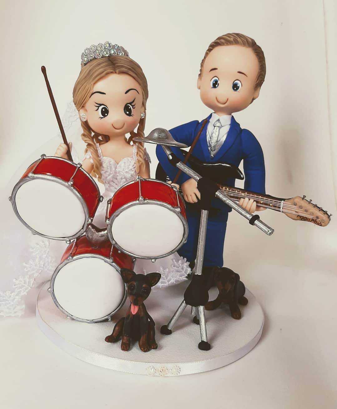 Noivinhos em biscuit estilo clássico